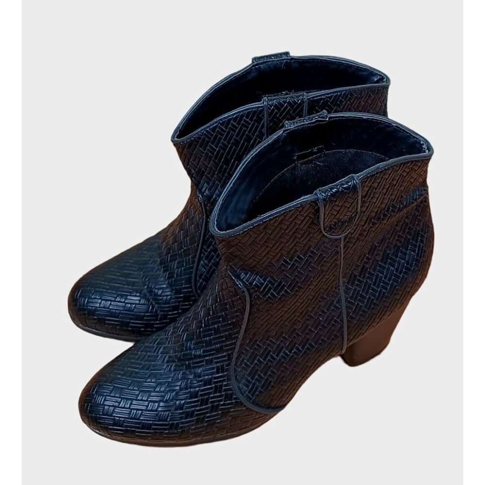 Qupid Size 7 Black Chunk Heel Pull On Women's Booties